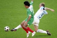 Argentina's Esteban Cambiasso (R) vies f